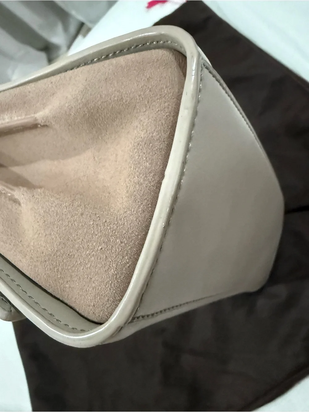 kate spade beige leather shoulder bag with gold-tone logo and dust bag